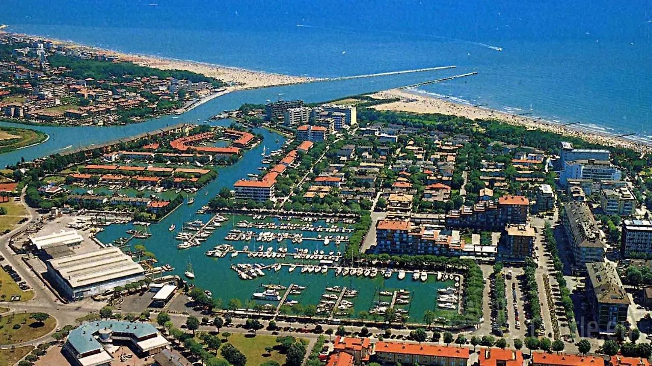 Excellent Location For A Flat With Shared Pool Apartment Porto Santa Margherita di Caorle